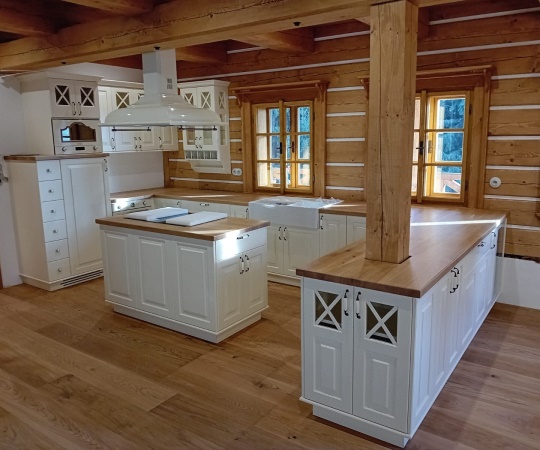 Kuchyň korpusy lamino, pohledové části smrkové dřevo s bílým nástřikem, pracovní deska dubové dřevo nátěr olej