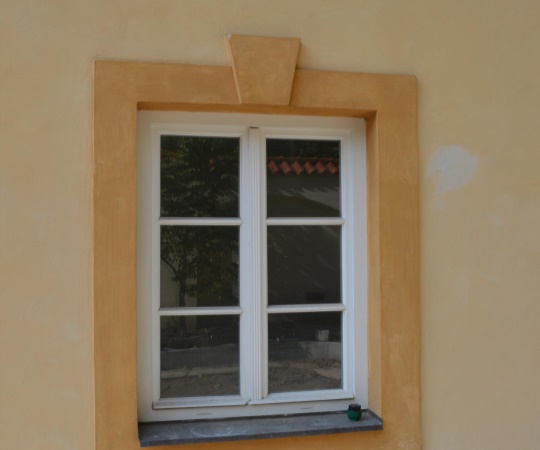 Okno dvoukřídlé s dvojsklem, smrkový hranol, nátěr krycí barvou