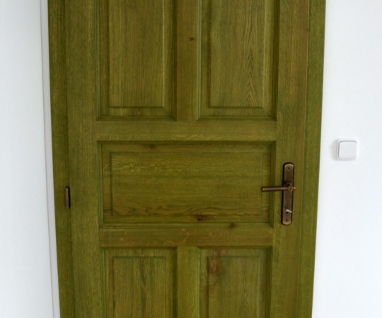 Dveře jednokřídlé, kazetové, včetně obložkové zárubně, dubový masiv, mořené, zelená, nástřik lak s natur efektem.
