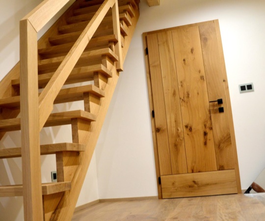 Samonosné přímé schodiště na hambalka, včetně zábradlí a galerií s vodorovnou výplní, dubové dřevo, drásané, nástřik lakem s natur efektem.