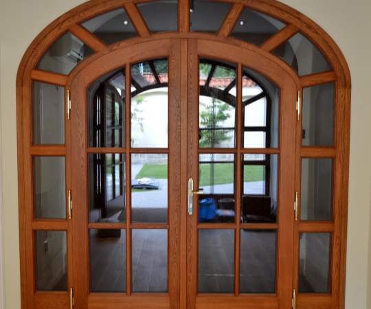 Dvoukřídlá oblouková dveřní stěna s nadsvětlíkem, dubový masiv, nátěr lazurou