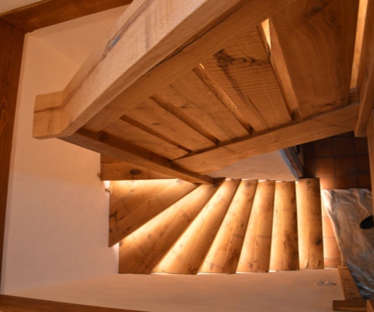 Obklad betonových schodů, stupně i podstupně, včetně zábradlí, dubové dřevo, katrované, drásané, nátěr olejem.