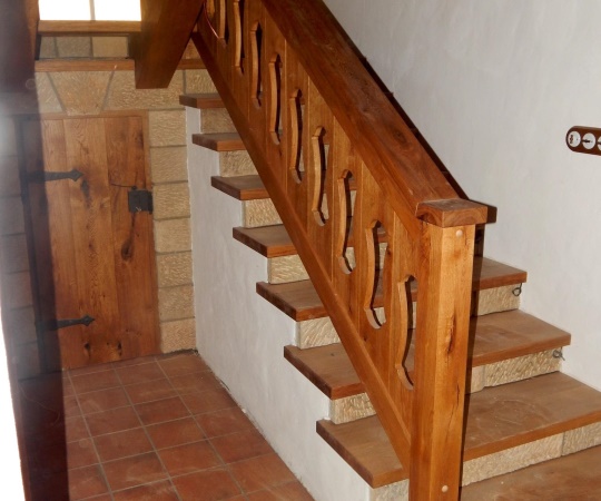 Obklad schodišťě + samonosné schodišťové rameno včetně zábradlí, drásaný dub, chemicky zbarvené, olejované. 