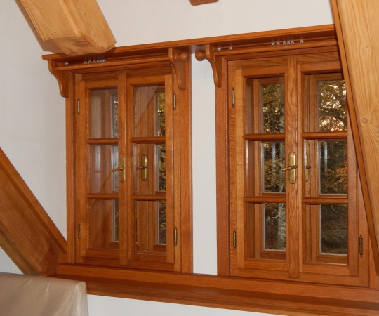 Okna špaletová dvoukřídlá s obložkou, propojená garnyží vše drásaný dub, nátěr lazurou