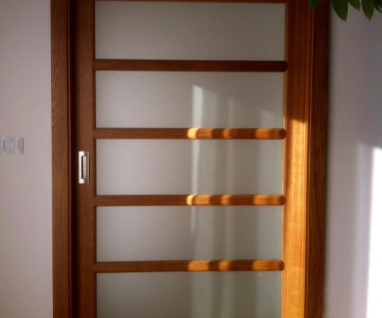 Dveře jednokřídlé posuvné, dubové, nástřik transparetní lak, sklo conex mléčný.