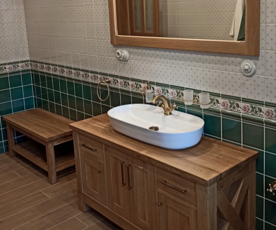 Koupelnový stolek pod umyvadlo 1400x750x500 (š*v*h), lavice a zrcadlo, provedení dubový masiv, drásaný, nátěr olejem. 