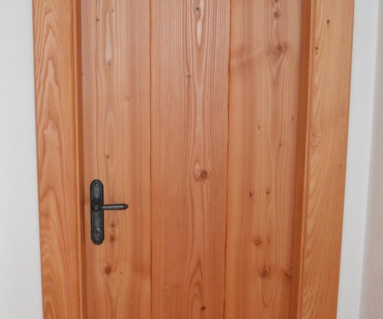 Vnitřní dveře, fošnové, obložková zárubeň s širší obložkou, borovice douglaska, drásané, nátěr olejem Osmo.