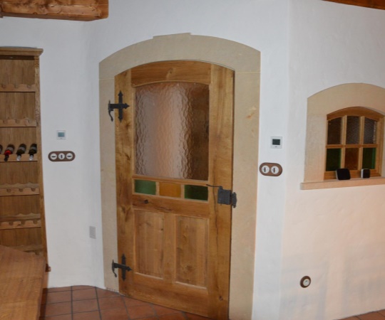 Designově sladěné dveře, okno a vinotéka, dubové dřevo, drásané, chemicky zbarvené, nátěr olejem.