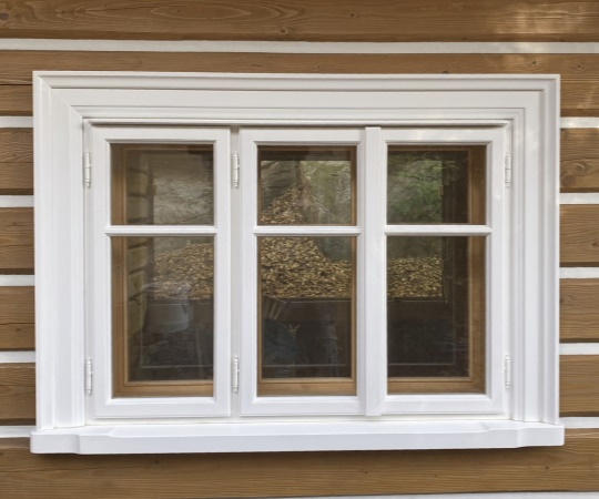 Špaletové (kastlové, deštěné) okno tříkřídlé ze smrkového dřeva. Vnitřní strany jsou ošetřeny lazurou, vnější strana krycí barvou. Vnitřní i vnější okenní křídla mají jednoduché zasklení sklem float 4 mm. Okno je osazeno okenními rozvorami a půlolivami Dáša v provedení bronz (mosaz patina).