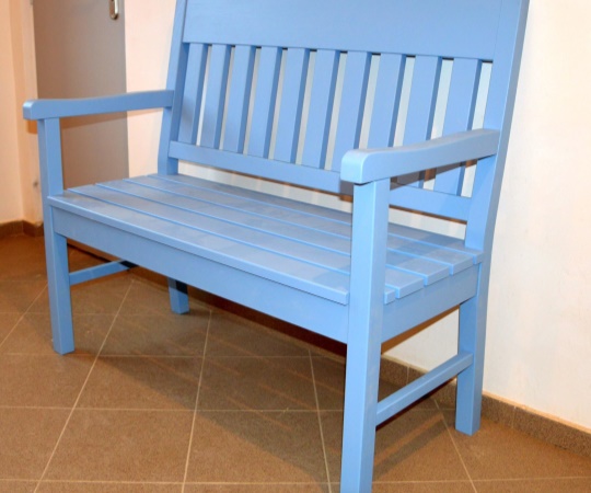 Poctivá čepovaná lavice s opěrákem a područkami, smrkové dřevo, nátě krycí modrou barvou. Rozměr (š*v*h) 1100x1020x530