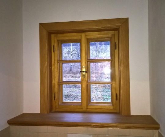 Špaletové okno v sadrokartonové stěně, včetně obložky bez garnyže, smrk, drásaný, nátěr lazurou.