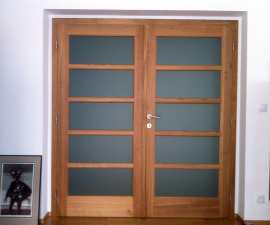 Dveře dvoukřídlé, dubové, nástřik transparetní lak, sklo conex mléčný.