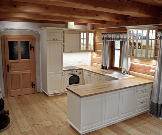 Kuchyň, korpusy lamino, pohledové části smrkové dřevo s bílým nástřikem, pracovní deska dubové dřevo nátěr olej
