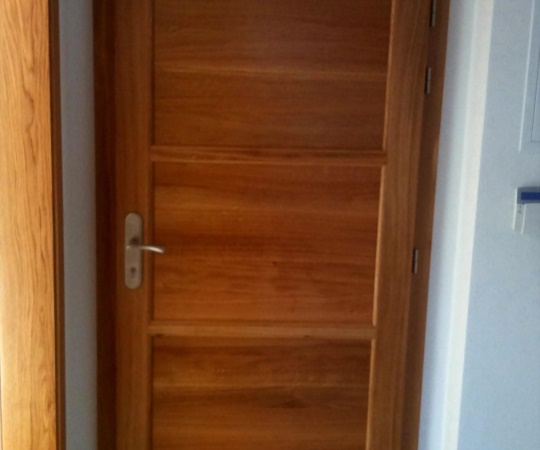 Dveře jednokřídlé, dubové, nástřik transparetní lak.