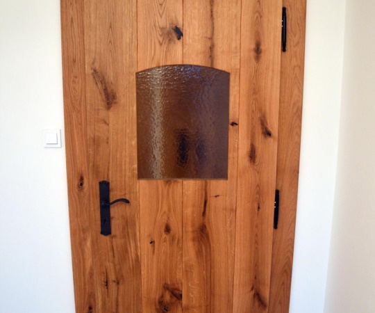 Fošnové vnitřní dveře svlakované, obložková zárubeň, dubové dřevo, drásané, nátěr olejem, kovaná klika