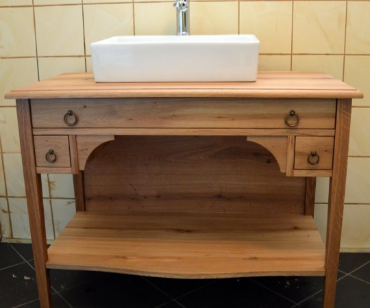 Koupelnový stolek pod umývadlo, vyrobený z dubového dřeva, nátěr olejem. 1000x850x500 (š*v*h)