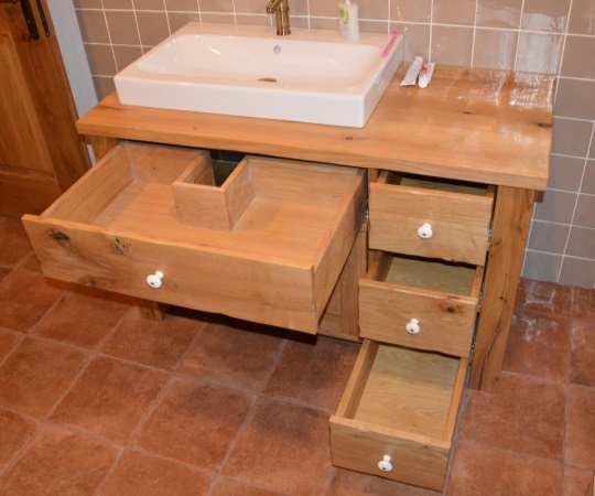 Koupelnový stolek pod umývadlo, provedení dubový masiv, drásaný, tesaný nátěr olejem. 1300x800x600 (š*v*h)