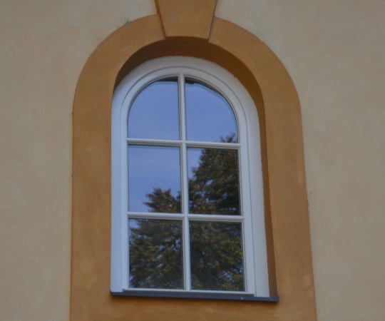 Okno jednokřídlé obloukové s dvojsklem, smrkový hranol, nátěr krycí barvou