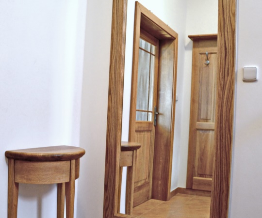 Půlkulatý stolek se zásuvkami a zrcadlo, dubové dřevo, nástřik transparentní lak.