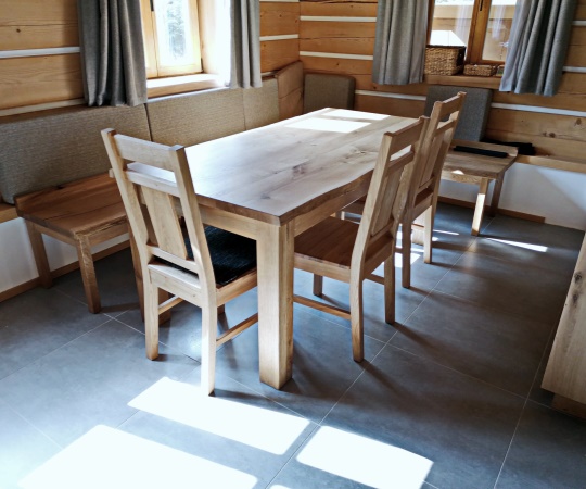 Jídelní sestava, vše čepované, stůl 900x1800 vrchní deska s přírodní hranou, židle a rohová lavice bez opěráku a úložného prostoru. Celomasivní, dubové dřevo s bohatou kresbou, drásané, nátěr transparentním olejem.