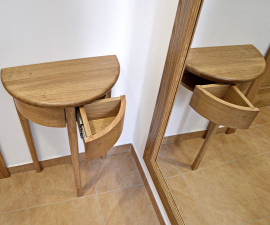 Půlkulatý stolek se zásuvkami a zrcadlo, dubové dřevo, nástřik transparentní lak.