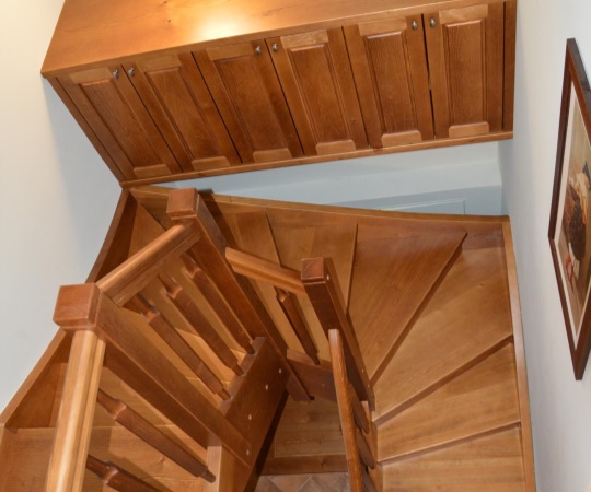 Samonosné schody s podstupni včetně vestavného botníku, vše vyrobeno ze smrkového dřeva, mořeno a lakováno.