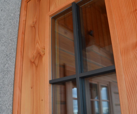Detail sklo a kresba dřeva vstupní dveře