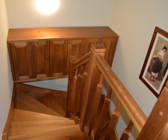 Samonosné schody s podstupni včetně vestavného botníku, vše vyrobeno ze smrkového dřeva, mořeno a lakováno.