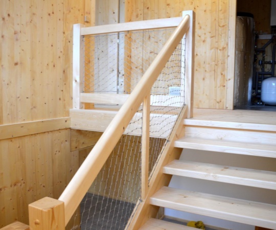 Dvouramenné samonosné schody s podestou včetně zábradlí s výplní nerezová síť, smrkové dřevo, nátěr olejem.