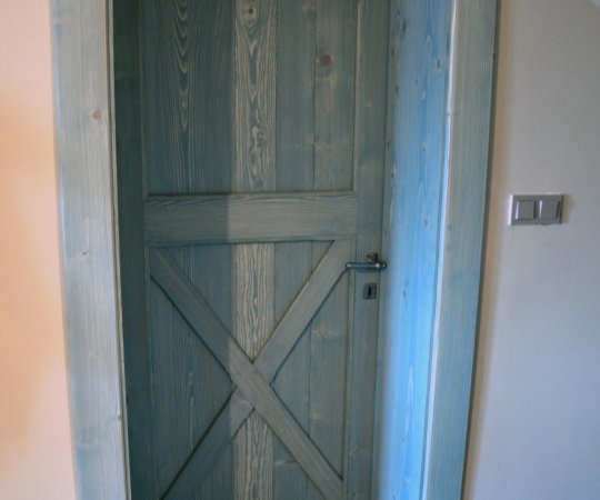 Dveře vnitřní kazetové s křížem v obložkové zárubni, smrkové dřevo, drásané, nátěr lazurou