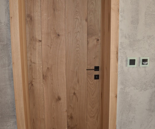 Fošnové vnitřní dveře v obložkové zárubni z dubového dřeva.