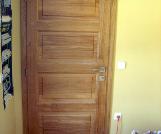 Dveře interierové, jednokřídlé, kazetové, obložková zárubeň, dubové, nástřik transparentní lak