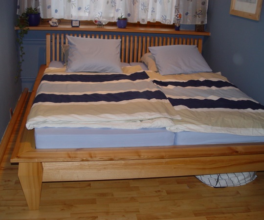 Manželská postel, jasanový masiv, nástřik transparentní lak 
