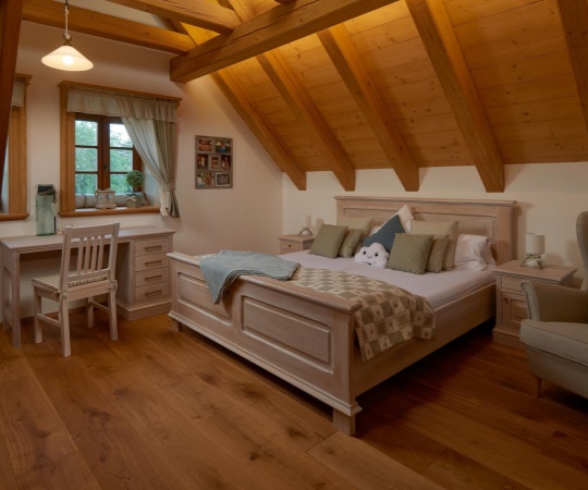 Manželská postel, dubové dřevo, nastřik vytíraná bílá a transparentní supermatný lak.