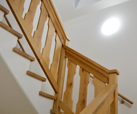 Obklad stupňů betonového schodiště, včetně zábradlí, dubové dřevo, drásané, nátěr olejem.