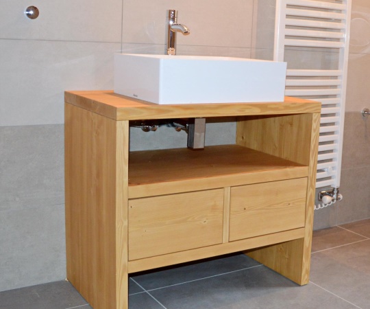 Koupelnový stolek pod umývadlo s tip-on zásuvkami, provedení smrkový masiv, drásaný, nátěr lazurou. 800x750x500 (š*v*h)