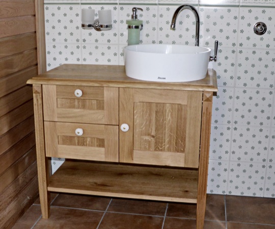 Koupelnový stolek pod umývadlo, provedení dubový masiv, drásaný, nátěr olejem. 830x700x450 (š*v*h)