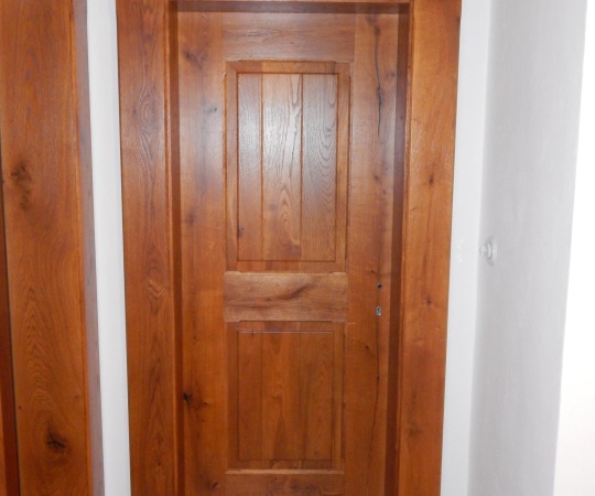 Dveře vnitřní dubové, obložková zárubeň, drásané, nátěr lazutou.