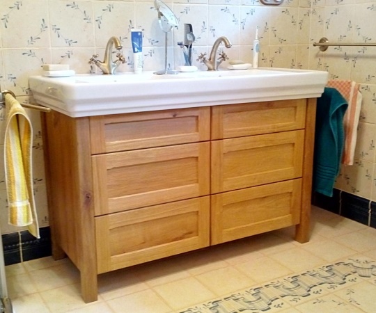 Dubový koupelnový stůl pod umyvadlo, tesaný a drásaný, povrchová úprava, nátěr lazurou. 1160x730x500 (š*v*h)