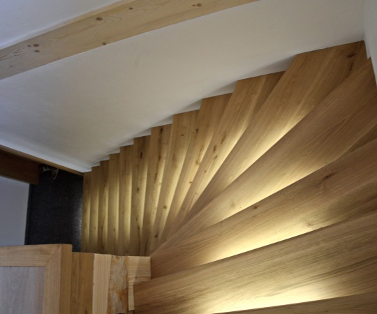 Sedlový obklad betonových schodů se skleněným zábradlím a podsvícením LED pásky z dubového dřeva, drásané, nástřik lakem s natur efektem.