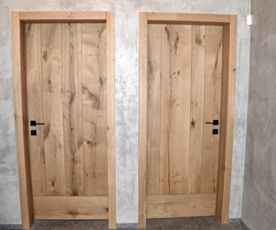 Fošnové vnitřní dveře v obložkové zárubni z dubového dřeva.