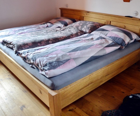 Manželská postel 2400x2000, dubové dřevo, drásané, chemicky zbarveno, nátěr olejem.