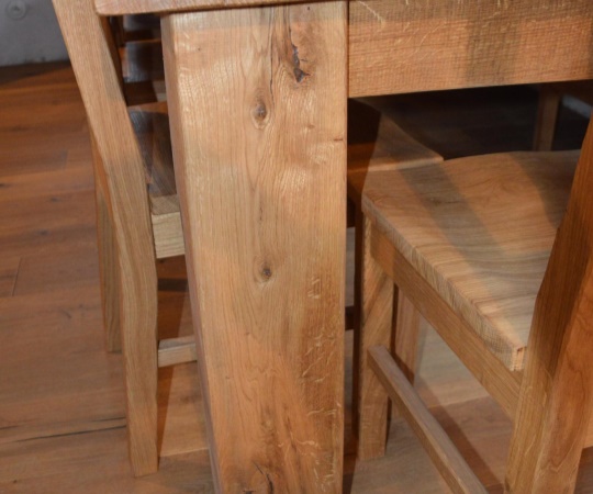 Detail, jídelní sezení, stůl 1000x2600,židle a rohová lavice s ůložným prostorem, vše dubové dřevo, drásané, katrované, nátěr olej