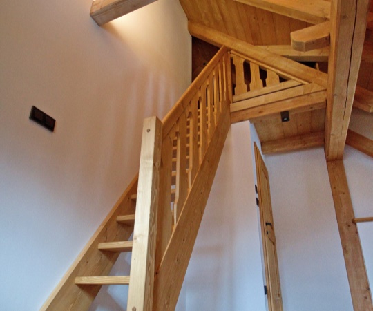 Samonosné přímé schodiště na hambalka, včetně zábradlí a galerie smrkové dřevo, drásané, nátěr lazurou.