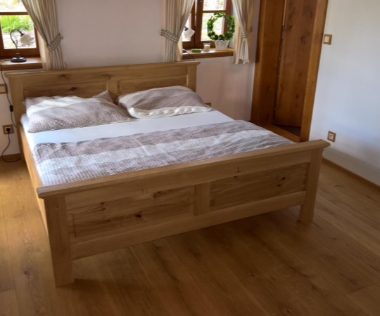 Manželská postel, dubové dřevo, drásané, nastřik transparentním supermatným lakem.