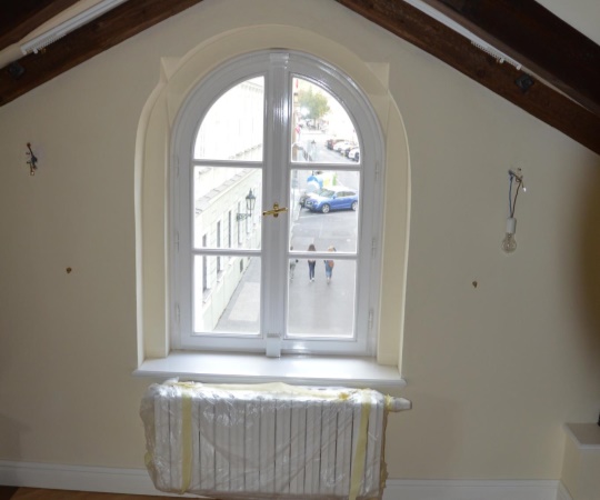Okno dvoukřídlé obloukové imitace historického s dvojsklem, smrkové dřevo, nátěr krycí barvou.