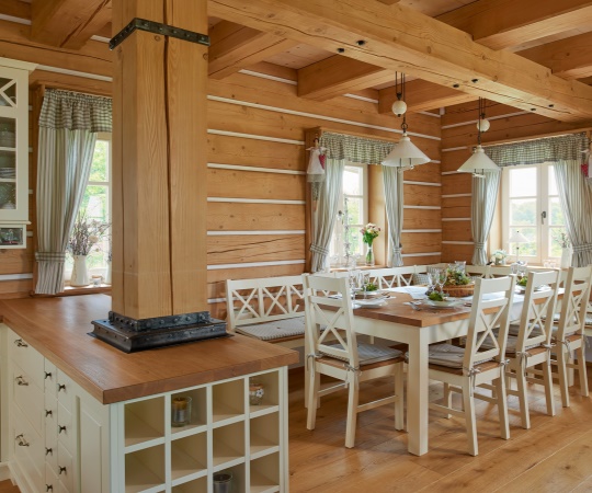 Jídelní sezení, podnoží čepované, smrkové a bukové dřevo s bílým nástřikem, vrchní deska stolu a sedáky dubové dřevo nátěr olej