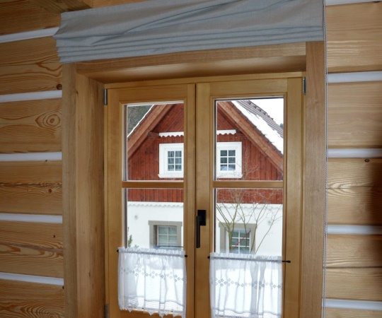 Okno dvoukřídlé euro 78 smrkové dřevo, nátěr lazurou, včetně vnitřní dubové obložky, nástřik lakem s natur efektem.