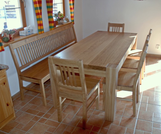 Jídelní sestava, stůl a židle čepované, stůl 900x2000. Celomasivní, dubové dřevo, nástřik transparentním lakem.
