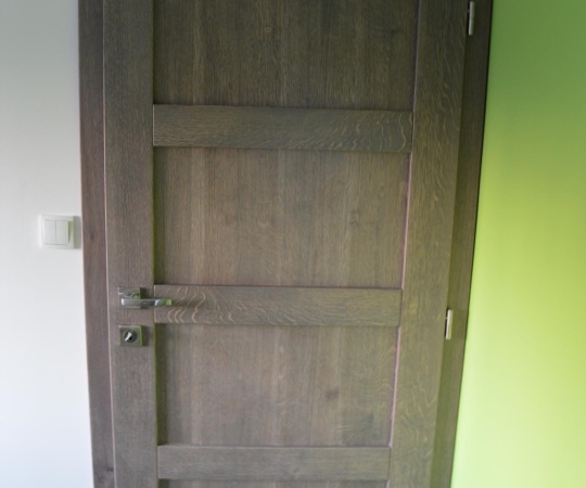 Dveře jednokřídlé, včetně obložkové zárubně, dubový masiv, mořené, nástřik transparentní lak